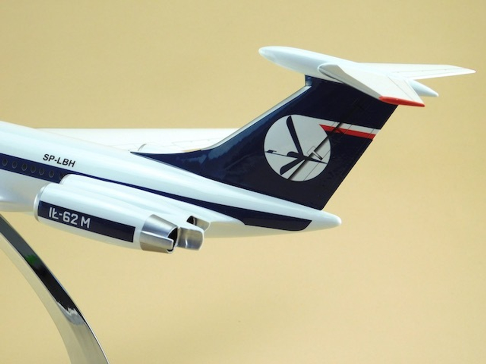 Модель самолета Ил-62М (М1:100, LOT)