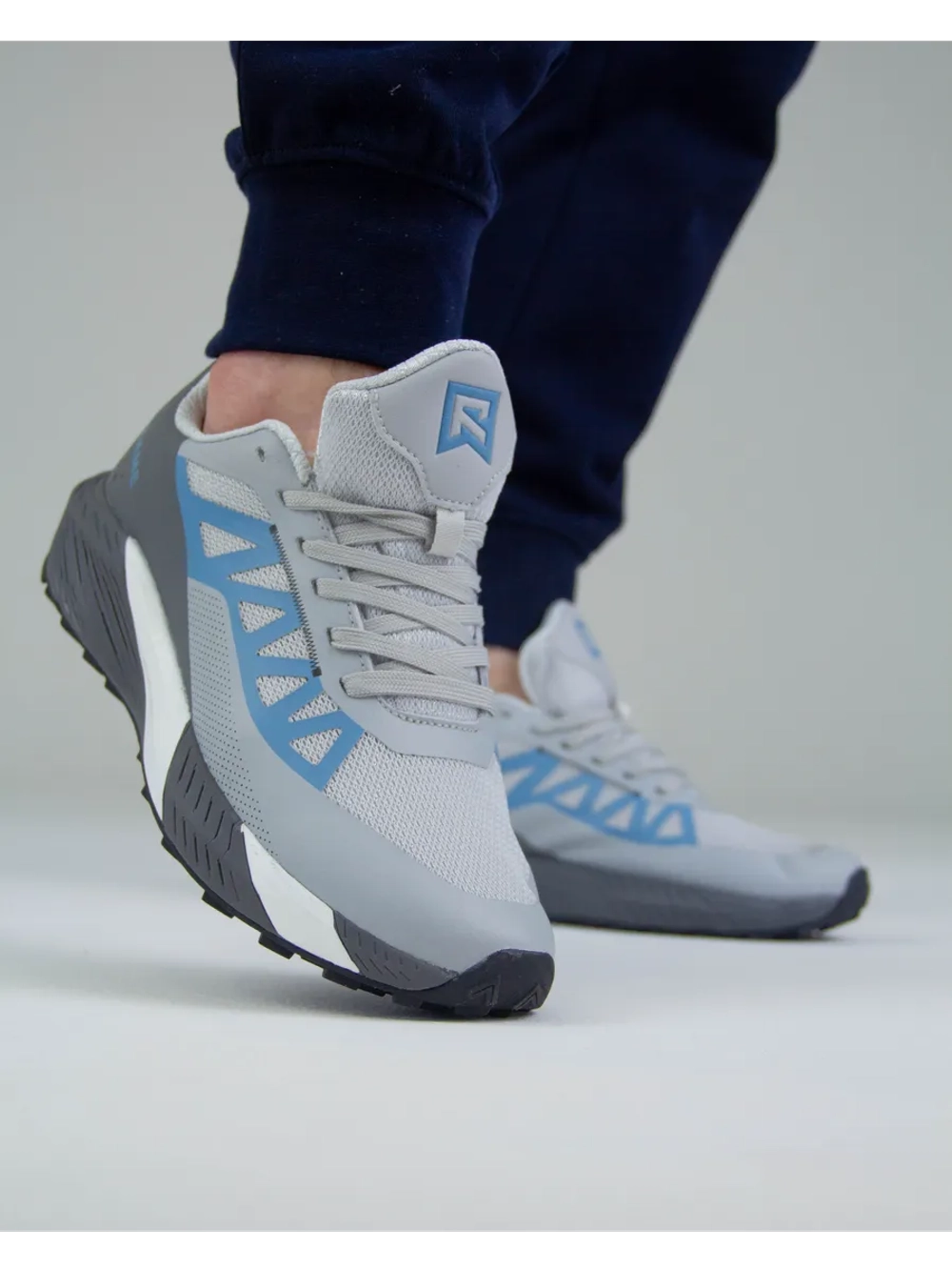 Облегченные беговые кроссовки