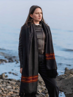 Шерстяной палантин с вышивкой (графит)