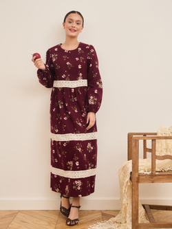 Платье с кружевными вставками