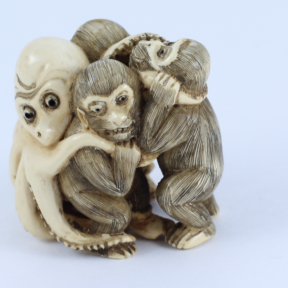 Нэцкэ Осьминог с тремя обезьянами (мамонт)