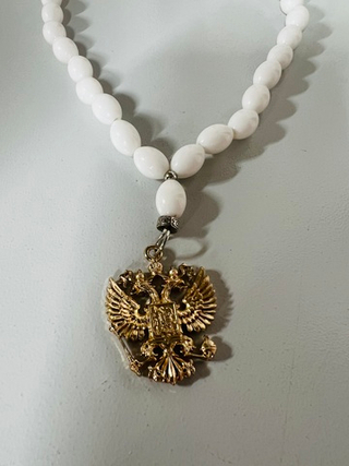 Игрушка-Подвеска на зеркало заднего вида - ЧЕТКИ ЭМАЛЬ Белый - ГЕРБ РФ золото