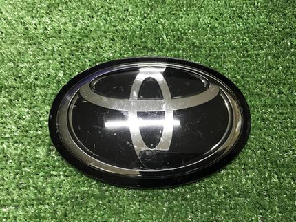 Эмблема решетки радиатора Toyota Camry xv70 17-21