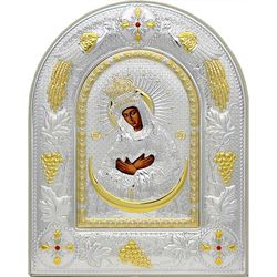 Остробрамская икона Божьей Матери в серебряном окладе.