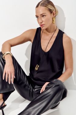 Майка из атласа с глубоким вырезом черного цвета