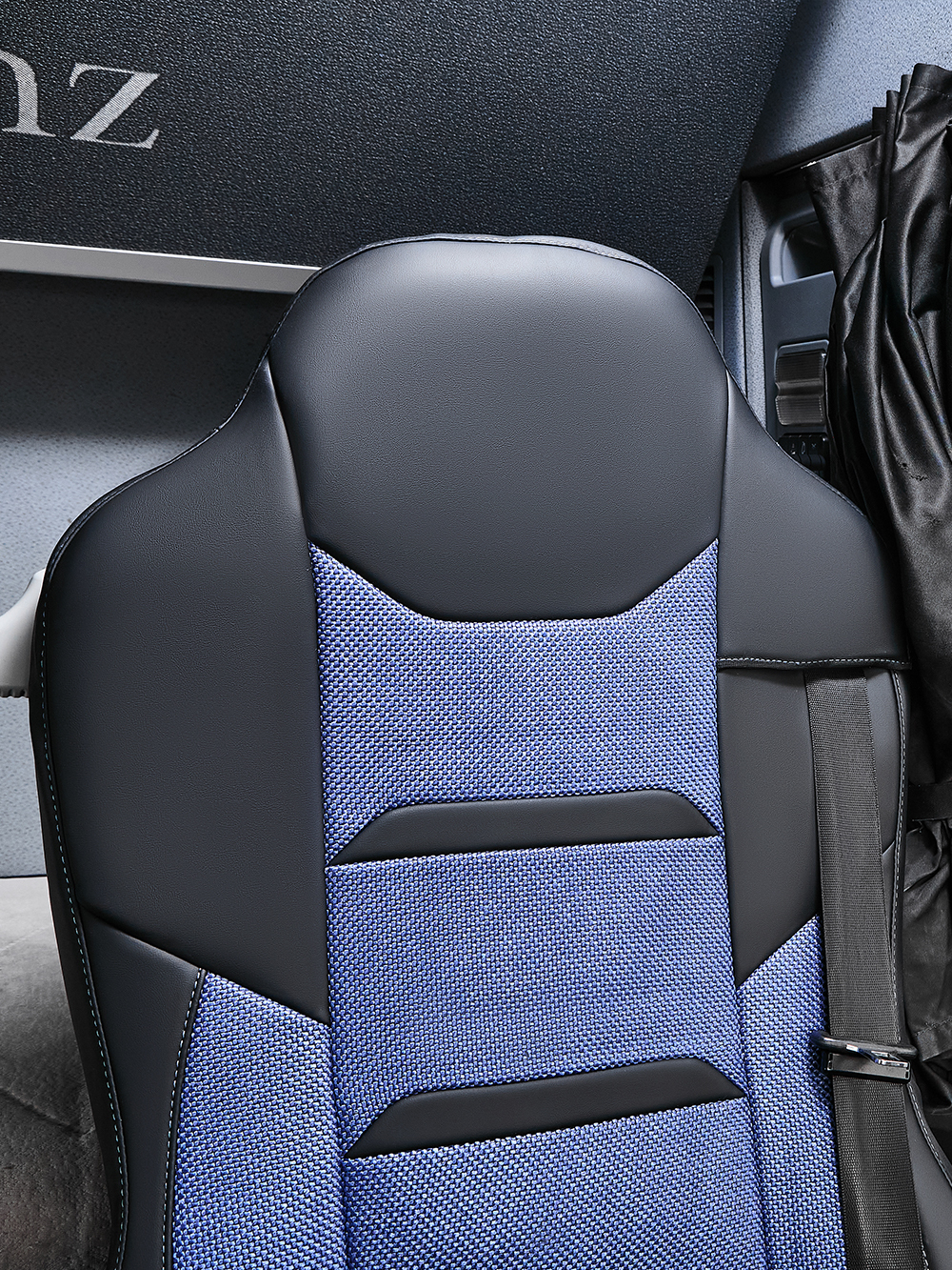 Чехлы Люкс Mercedes Actros MP3 (экокожа, черный, синяя вставка (рогожка))