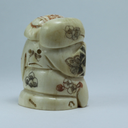 Нэцкэ Фукурокудзю с мешком волшебного риса на плече