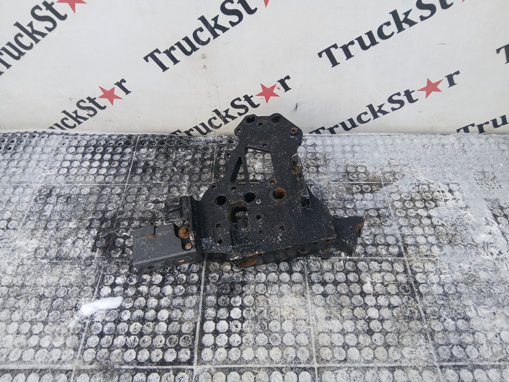 Кронштейн буксировочный левый