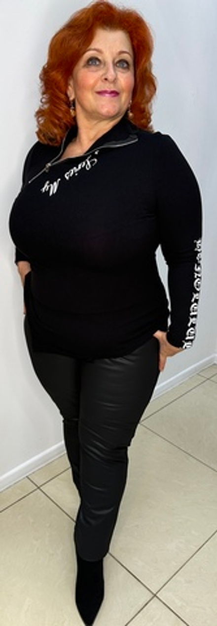 Черный джемпер/водолазка с белым принтом и асимметрией