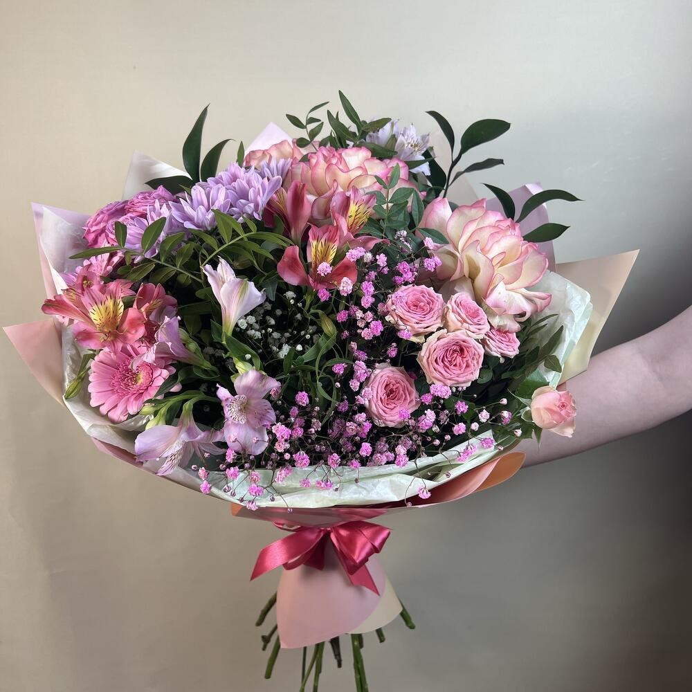 Нежный розовый букет из французских роз, альстромерий кустовых роз хризантемы и зелени в упаковке