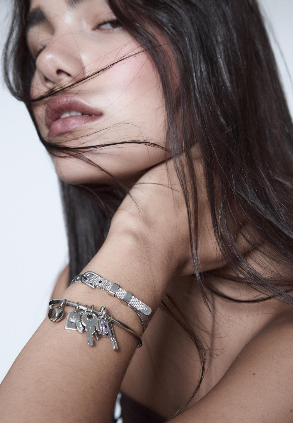 STRADIVARIUS Набор из 2 браслетов с подвесками, серый