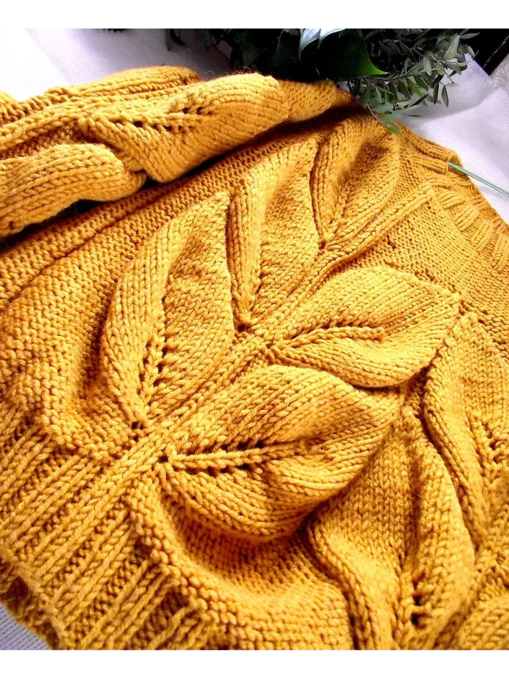 Свитер с листьями