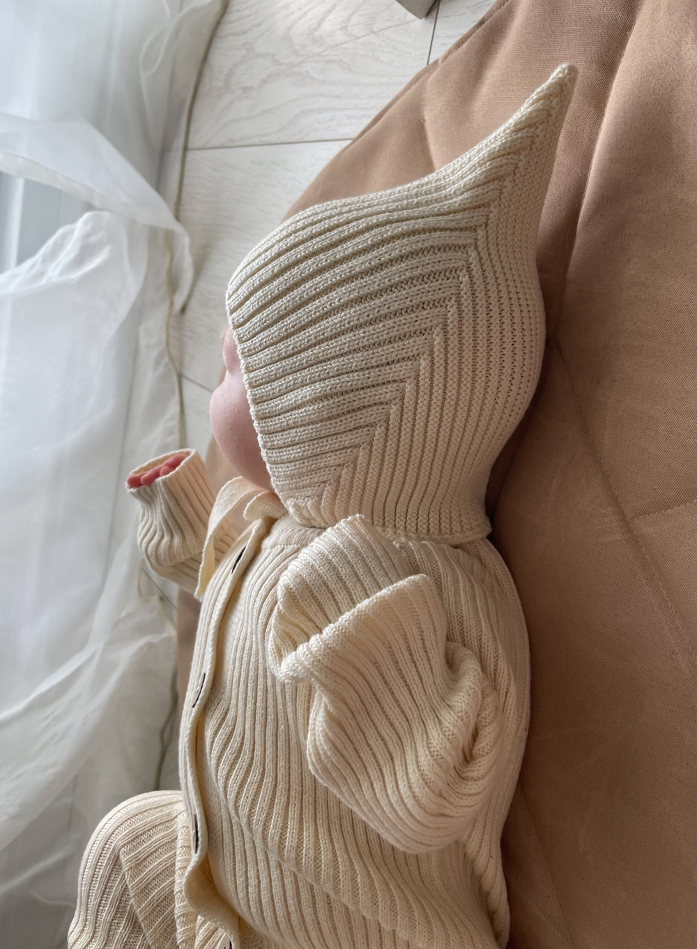 Вязаный комплект Комбинезон и чепчик, Молочный