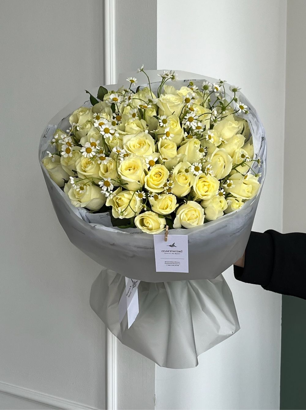 Букет из 51 розы с мелкой ромашкой
