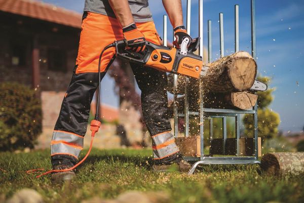Без шума и гари: почему электрическая цепная пила — умный выбор для вашего участка