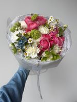 Букет сборный из кустовых пионовидных роз, оксипеталума, хелеборуса и ромашки