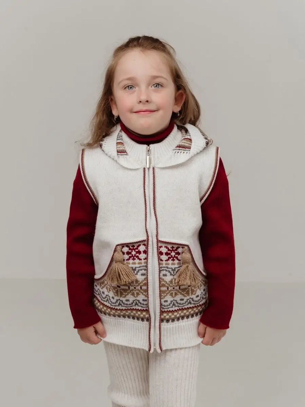 Жилетка вязаная с капюшоном