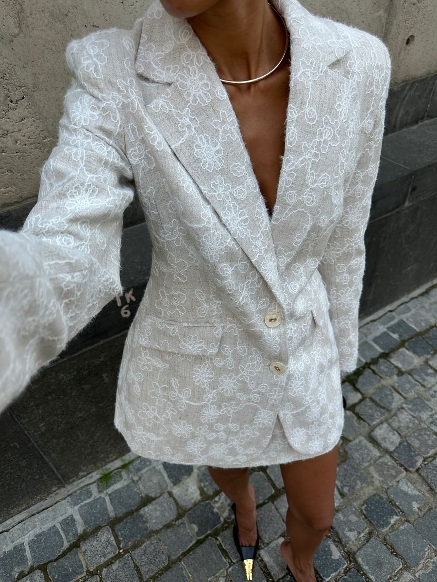 Жакет изо льна приталенный с вышивкой