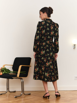 Платье с воротником стойкой