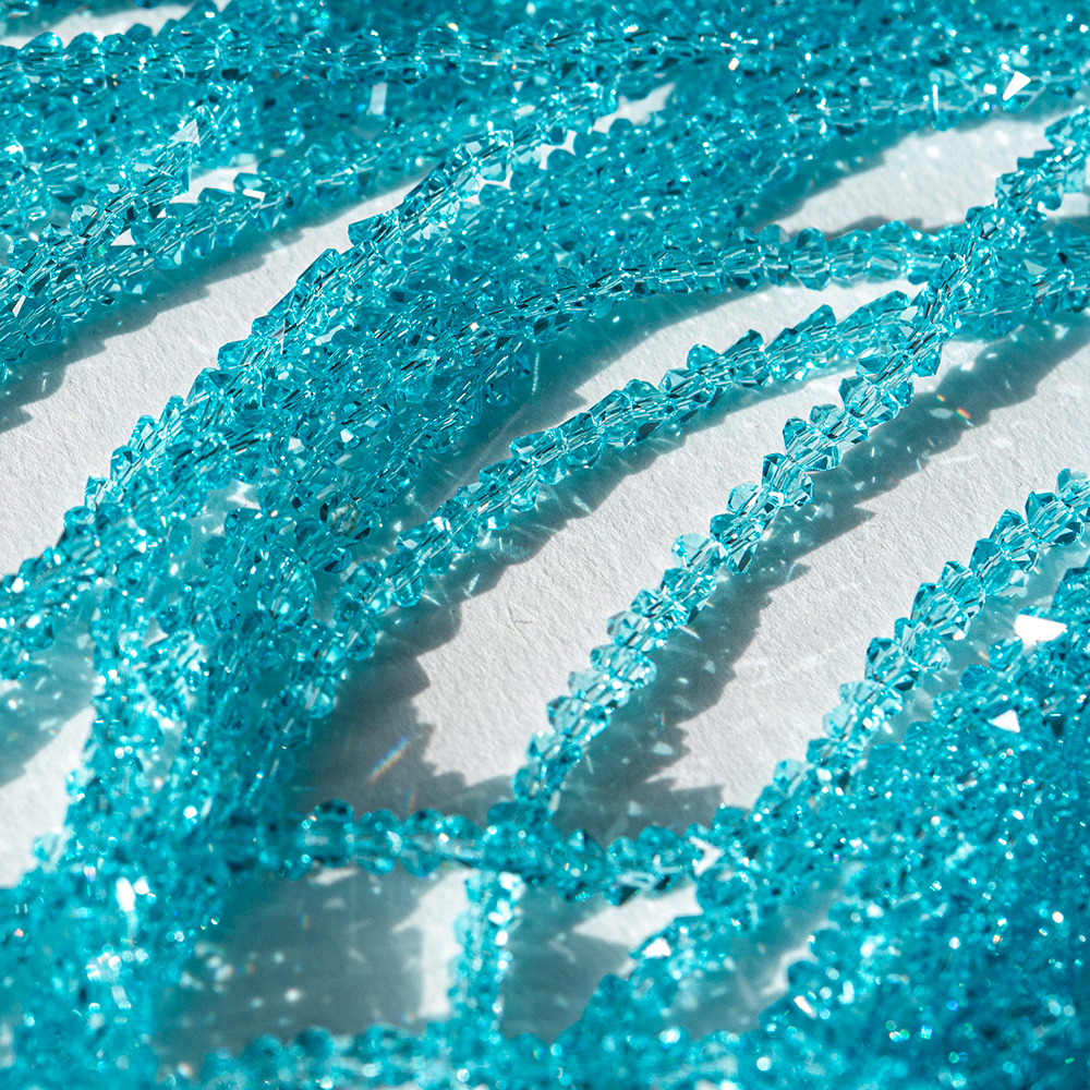 Хрустальные бусины в форме треугольника, оттенок "Бирюзовый", 2,5*3мм