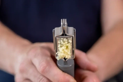 KitchenAid Чеснокодавилка Классический серый