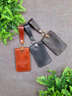 Фото бейджев для пропуска из натуральной кожи трёх цветов
