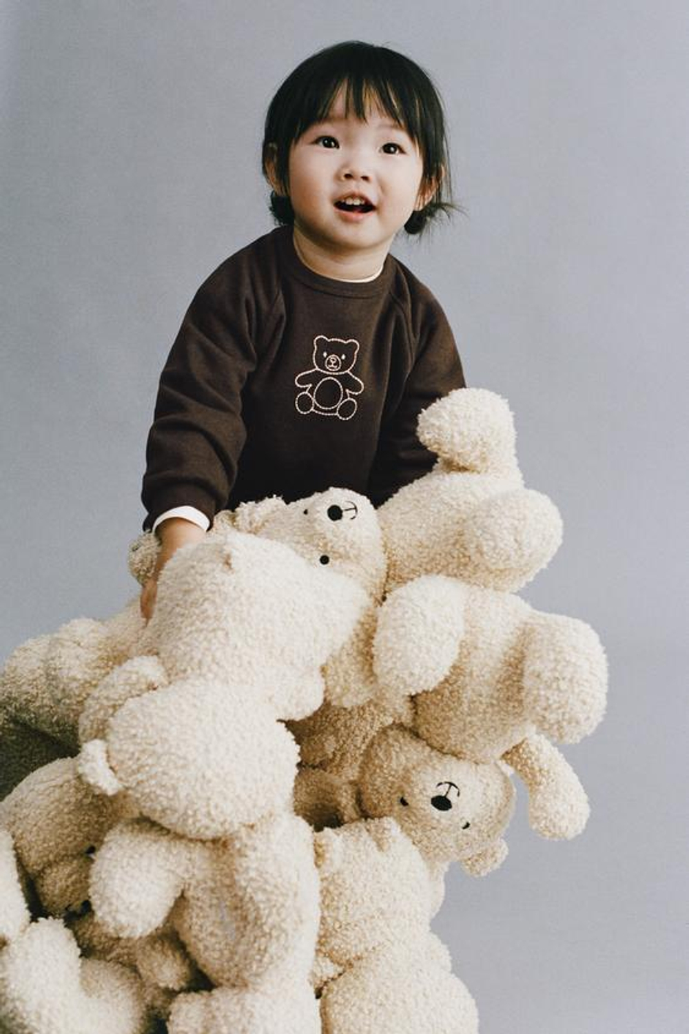 ZARA КОМПЛЕКТ ИЗ ТОЛСТОВКИ И БРЮК-ДЖОГГЕРОВ С ВЫШИВКОЙ В ВИДЕ МЕДВЕДЯ, ТЕМНО-КОРИЧНЕВЫЙ