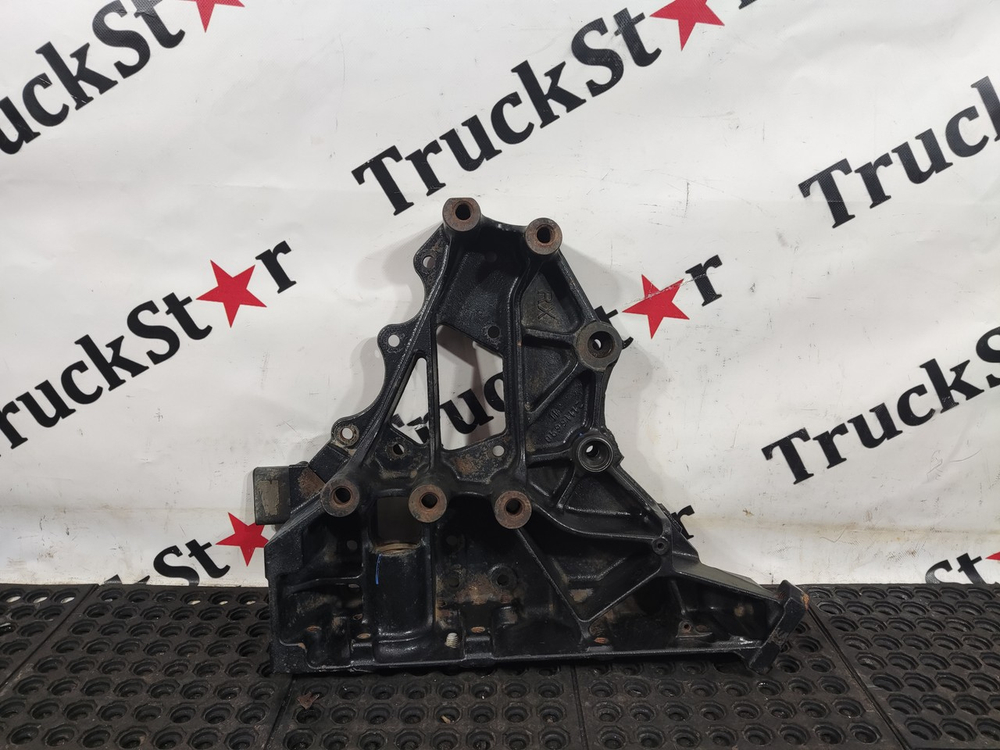 Кронштейн буксировочный правый