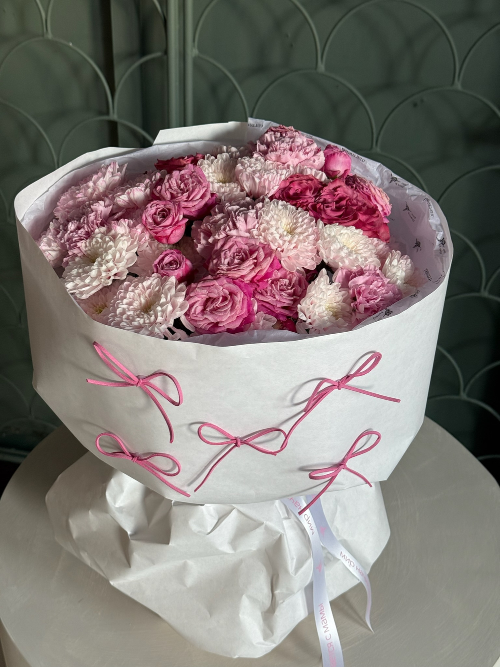 Букет из кустовых пионовидных роз, одноголовой розы, диантусов и хризантемы в розовом оттенке