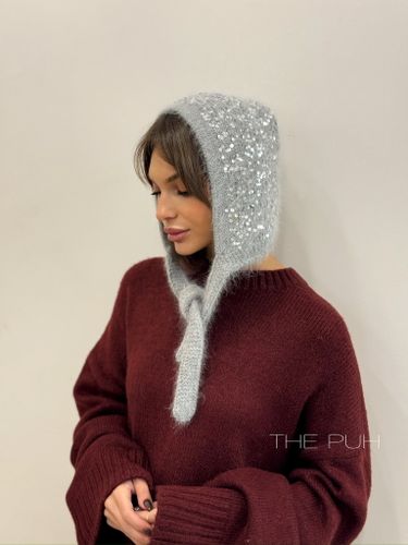 Вязаный серый чепчик из ангоры с пайетками