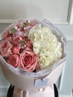 Букет из гортензии, маттиолы, одноголовой и кустовой пионовидной розы