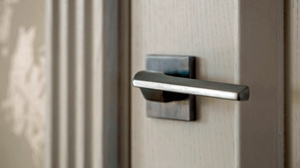 Как снять ручку/замок двери в ванной?