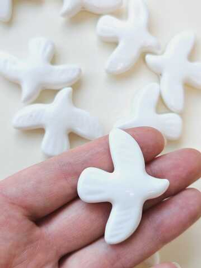 бкп3949-б Керамическая бусина "Птичка" 39*49мм, белая