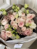 Букет из кустовых пионовидных роз, эустомы и одноголовых роз
