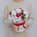 Новогодняя композиция из хлопка, сухоцветов и ёлочных украшений