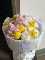 Букет из хризантемы, нарциссов и маттиолы