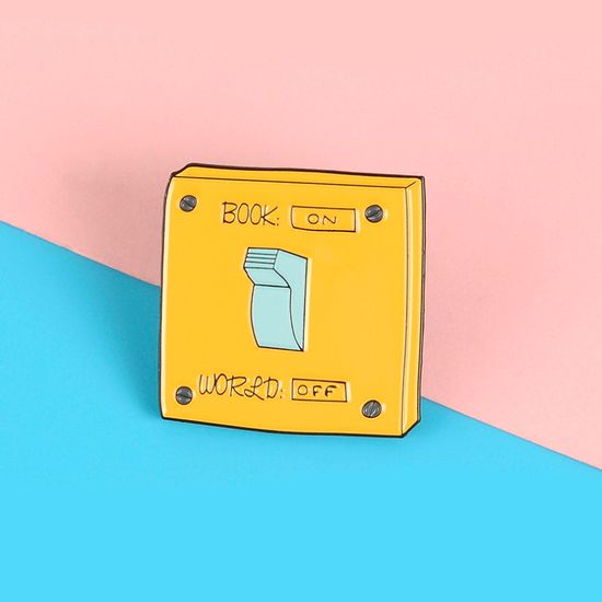 Значок металлический на одежду/Пин. Book ON