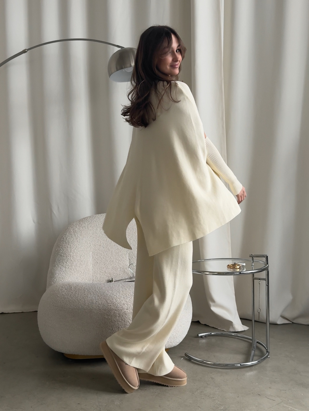 Комплект вязаный, брюки и пончо с нарукавниками