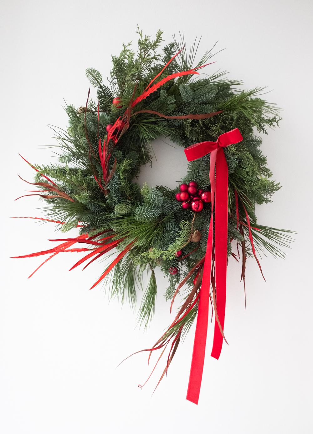 Рождественский венок с красным декором