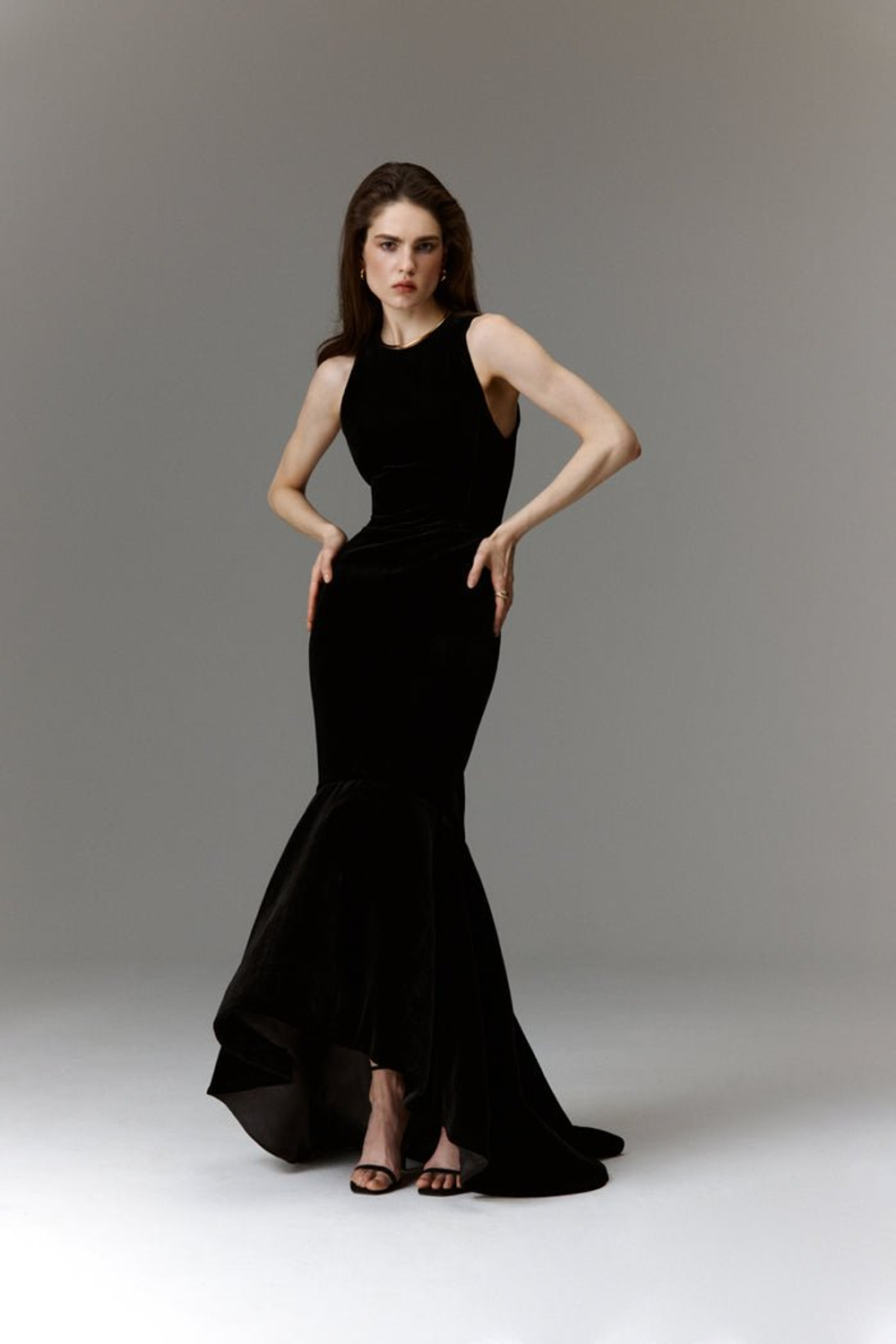 Платье макси из бархата с воланом