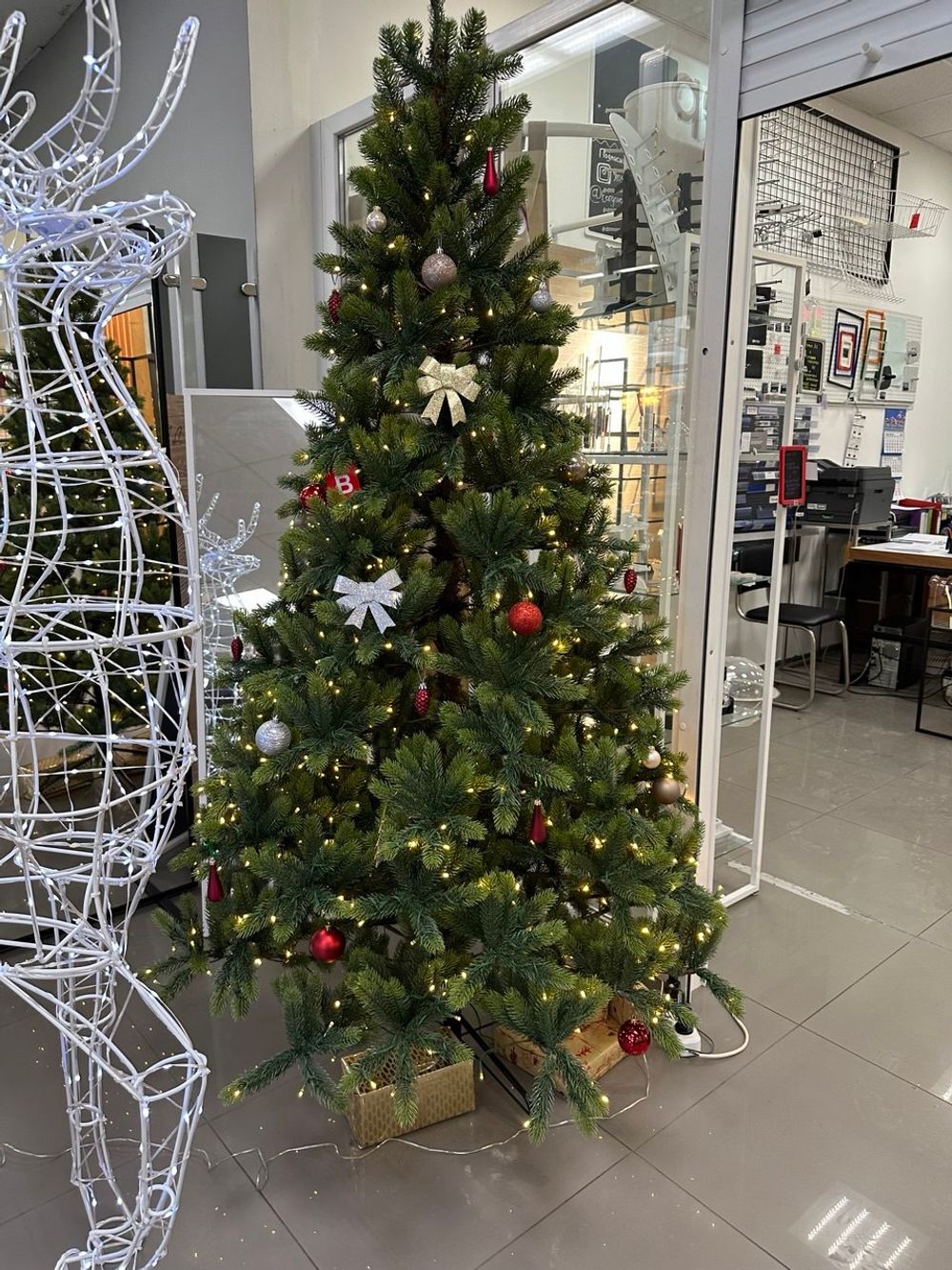 Искусственная елка с гирляндой "Рождественская"