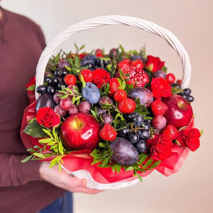 Фруктовая корзина с гранатом, виноградом, клубникой, яблоками и розами