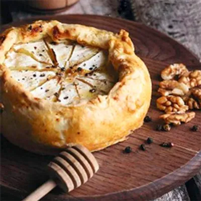 Запеченный камамбер с медом и перцем