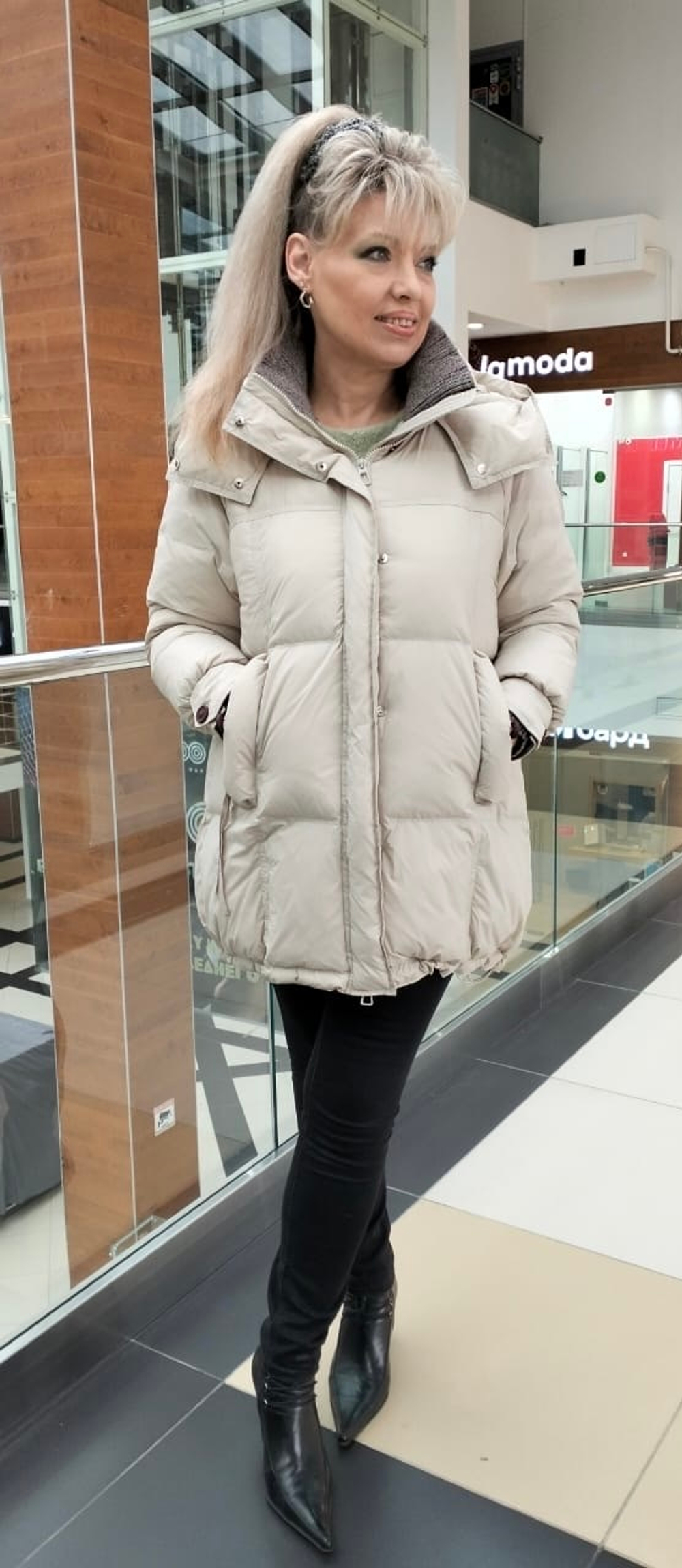 Модная cтеганная куртка-пуховик в молочном цвете