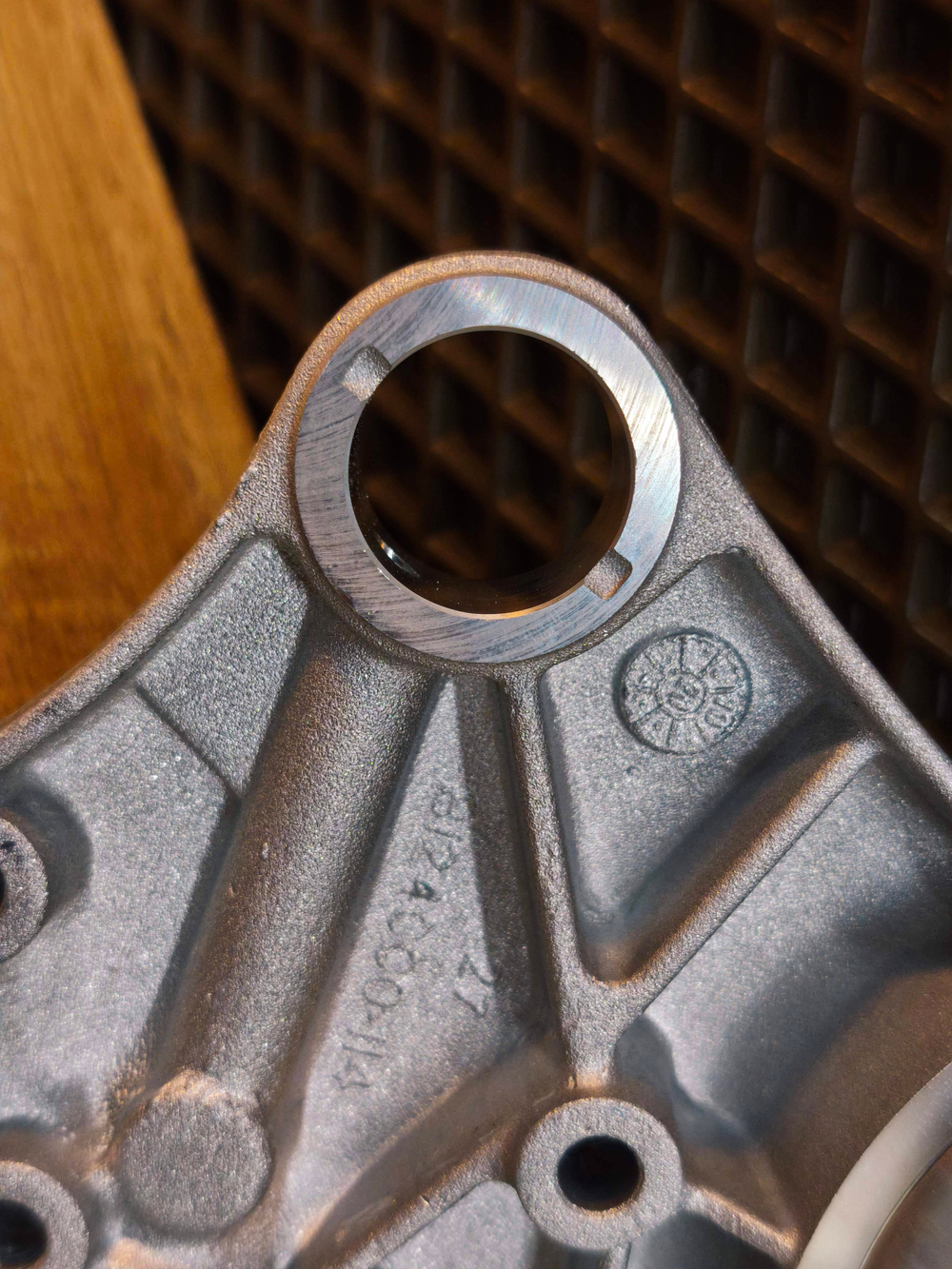 АНАЛОГ  Кронштейн распредвалов для двигатeлей 1.8 - 2.0 T Gen2  06J103144A