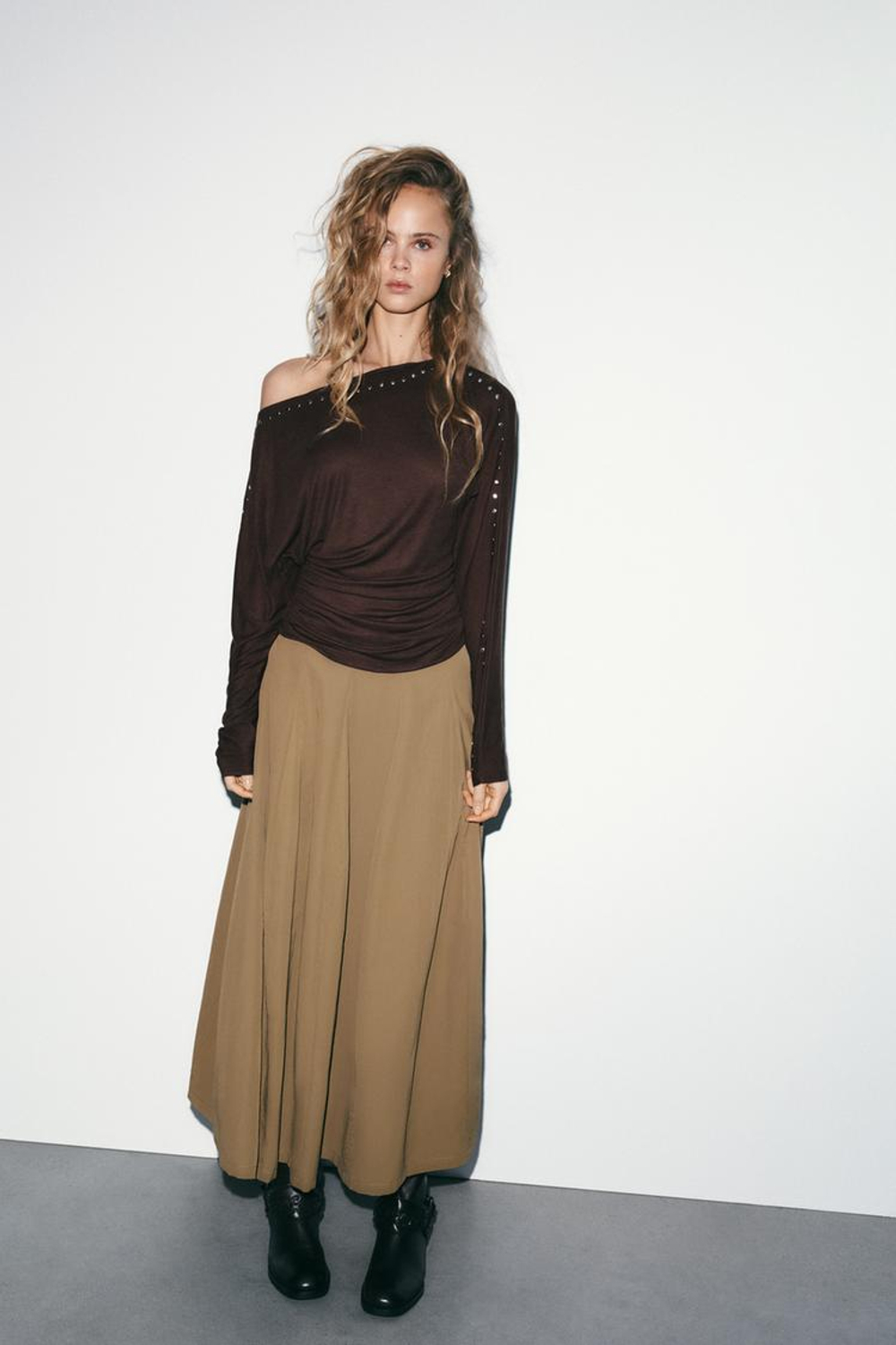 ZARA ФУТБОЛКА С ДЛИННЫМИ РУКАВАМИ И ЗАКЛЕПКАМИ, ТЕМНО-КОРИЧНЕВЫЙ