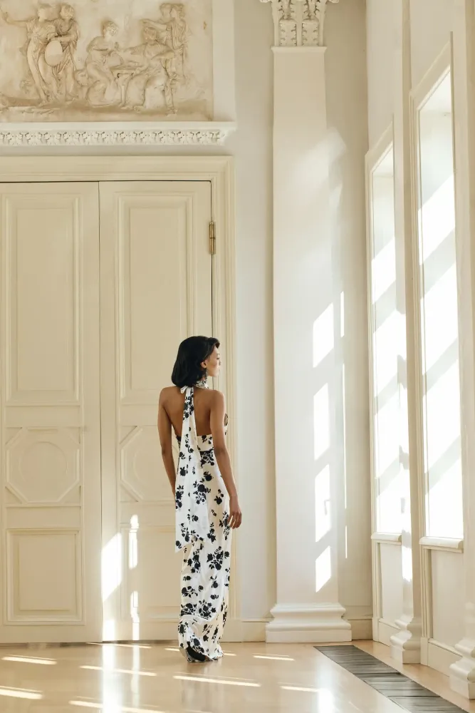 Alia maxi, платье макси с чокером из молочного атласа с цветочным принтом