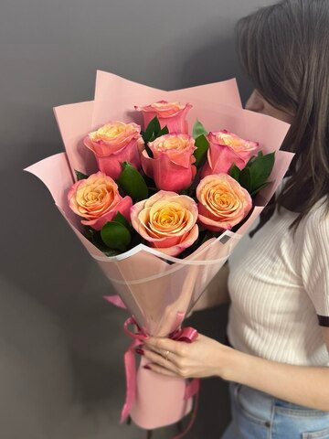 Монобукет с 7 розами сорта "Богарт" (Эквадор 60 см)