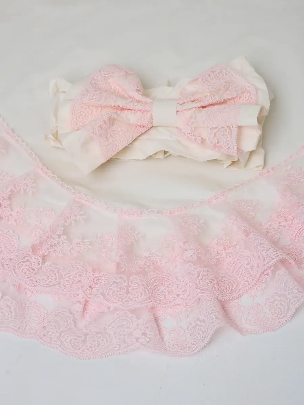 Кружевной уголок и бант на выписку