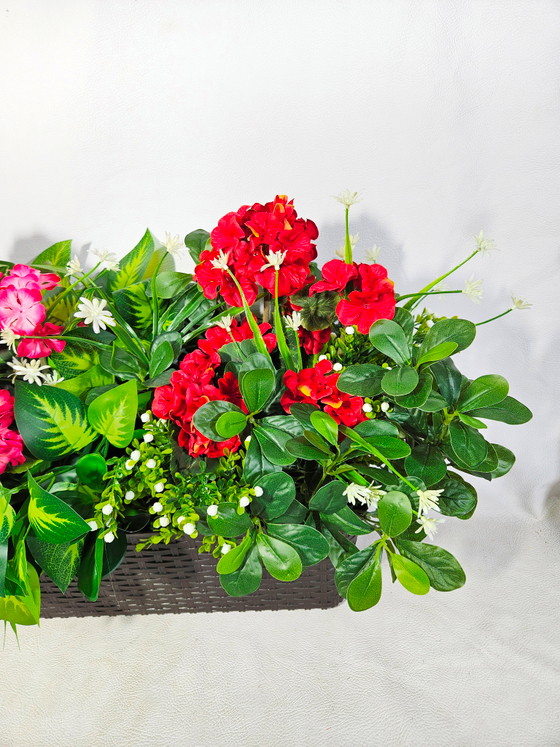 Искусственная герань с зеленью 75см в длинном кашпо ротанг